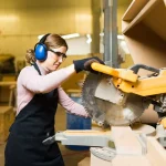 5 Tips Menjaga Kesehatan Telinga di Lingkungan Kerja yang Bising