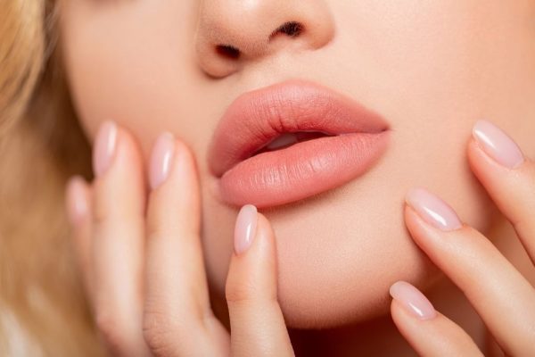 5 Kebiasaan Sehat Agar Bibir Tidak Kering di Ruangan Ber-AC 5 Kebiasaan Sehat Agar Bibir Tidak Kering di Ruangan Ber-AC