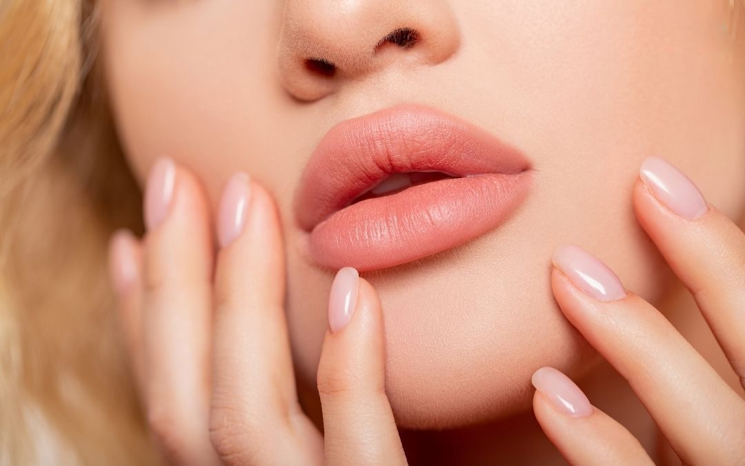 5 Kebiasaan Sehat Agar Bibir Tidak Kering di Ruangan Ber-AC