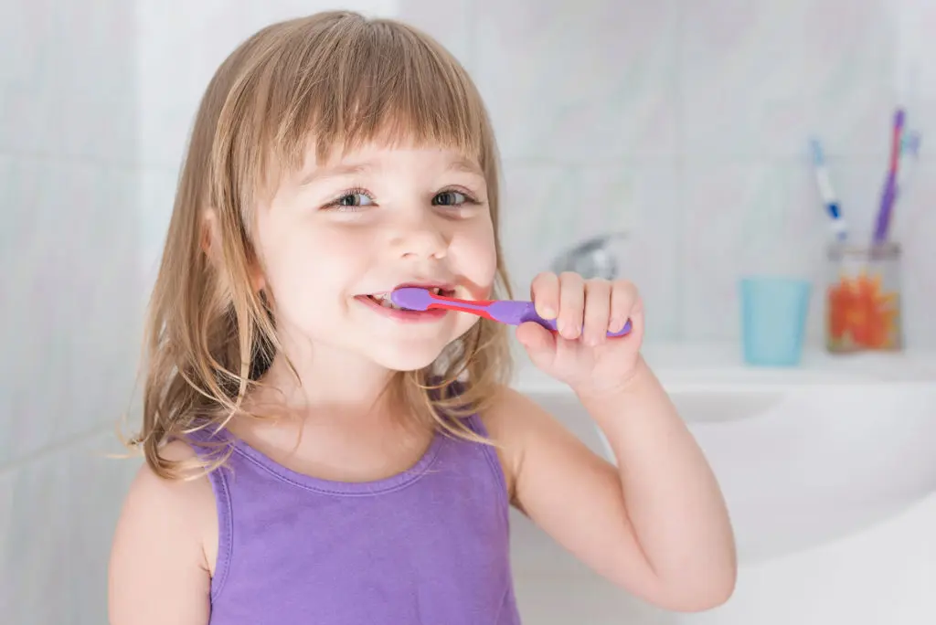 10 Langkah Menyikat Gigi Anak agar Tidak Menolak