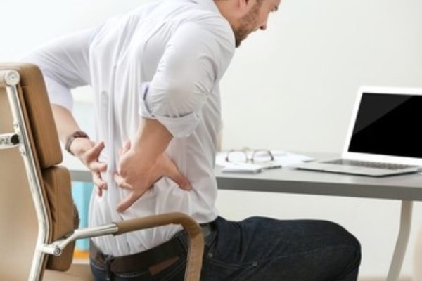 7 Cara Menjaga Kesehatan Tulang Belakang untuk Pekerja Kantoran 7 Cara Menjaga Kesehatan Tulang Belakang untuk Pekerja Kantoran